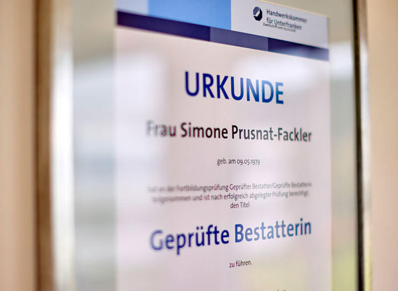 URKUNDE: Simone Prusnat-Facker - Geprüfte Bestatterin